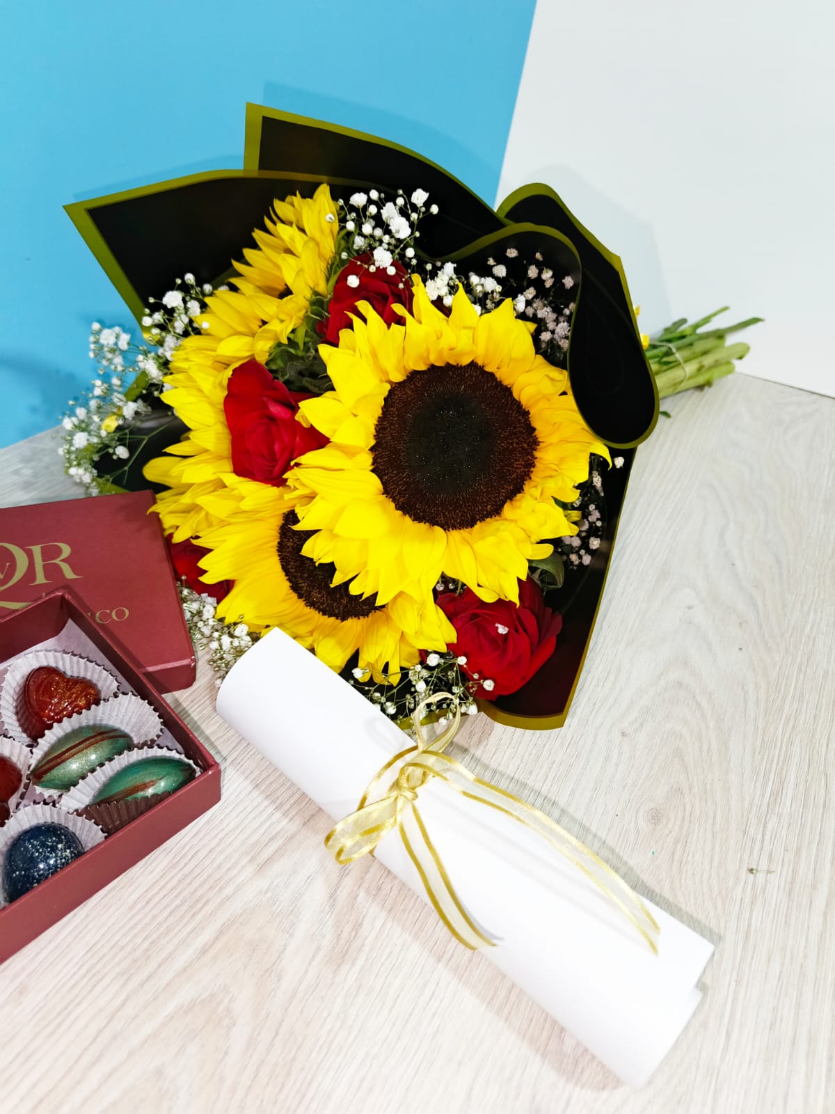 Ramo de 6 rosas y 4 Girasoles 🌹🌻 - Image 3